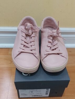 🌟HOST PICK🌟 Ecco Blush Pink Low-Top Lace-Up Sneakers
